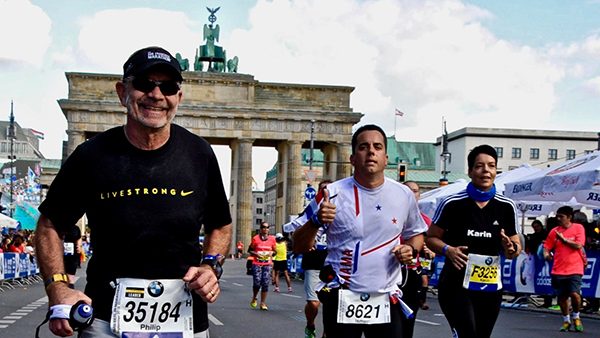 Runners pass the Brandenburg Gate in the Berlin Marathon